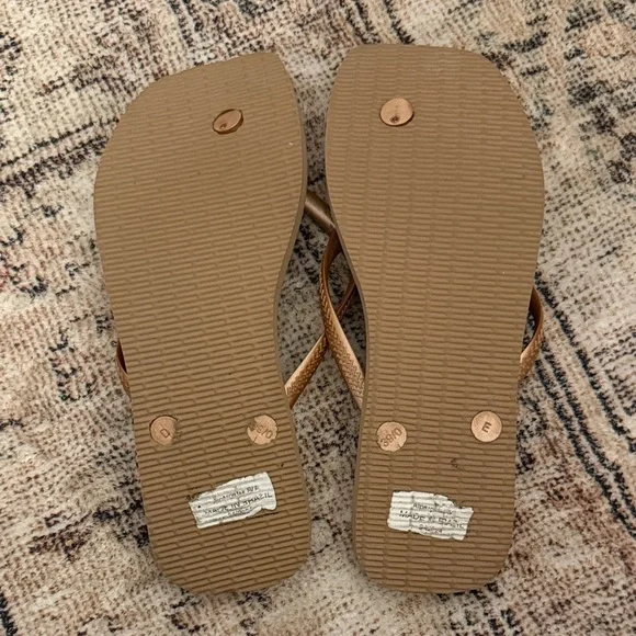 Havaianas Women's Rose Gold Flip Flops - Picture 3 of 3